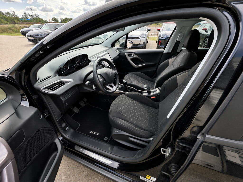 Peugeot 2008 1.2 VTi set indefra hos ENV Auto i Odense