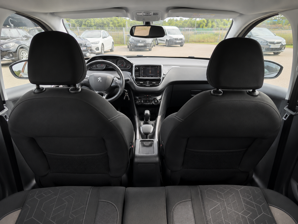 Peugeot 2008 1.2 VTi set indefra bagsædet hos ENV Auto i Odense